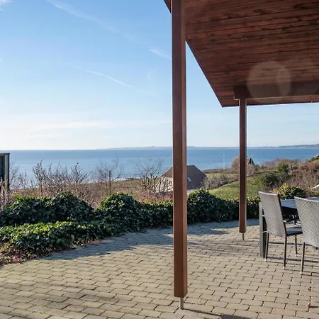 Stunning In With 2 Bedrooms *