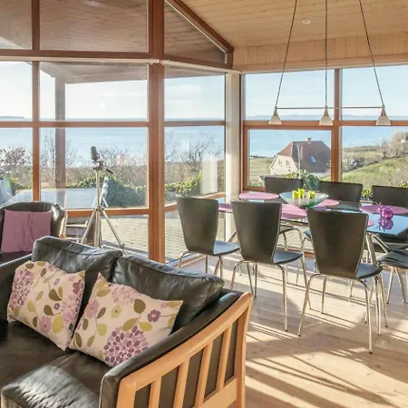 Stunning In With 2 Bedrooms *