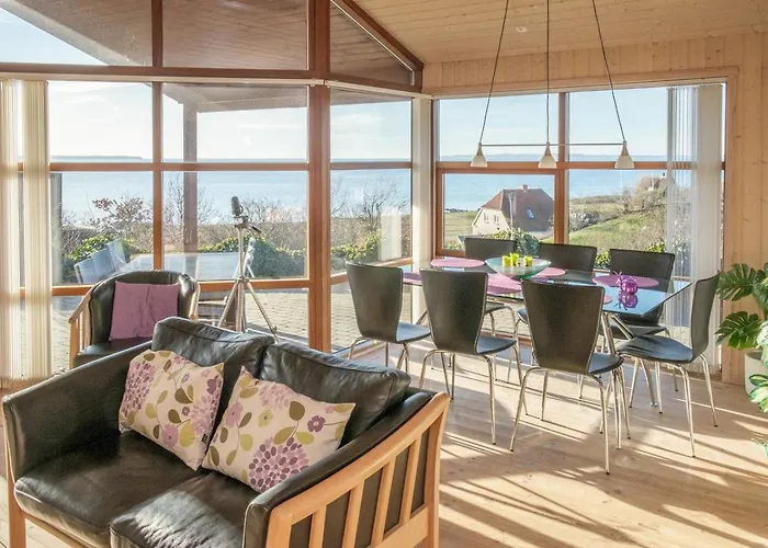 Stunning In With 2 Bedrooms *