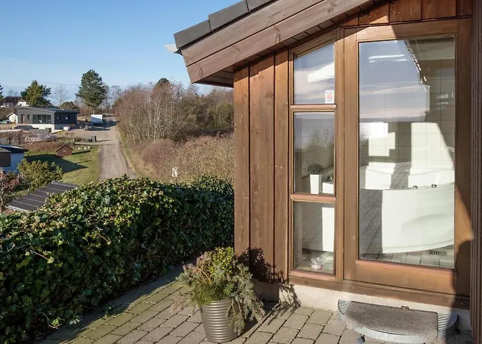 Stunning In With 2 Bedrooms *